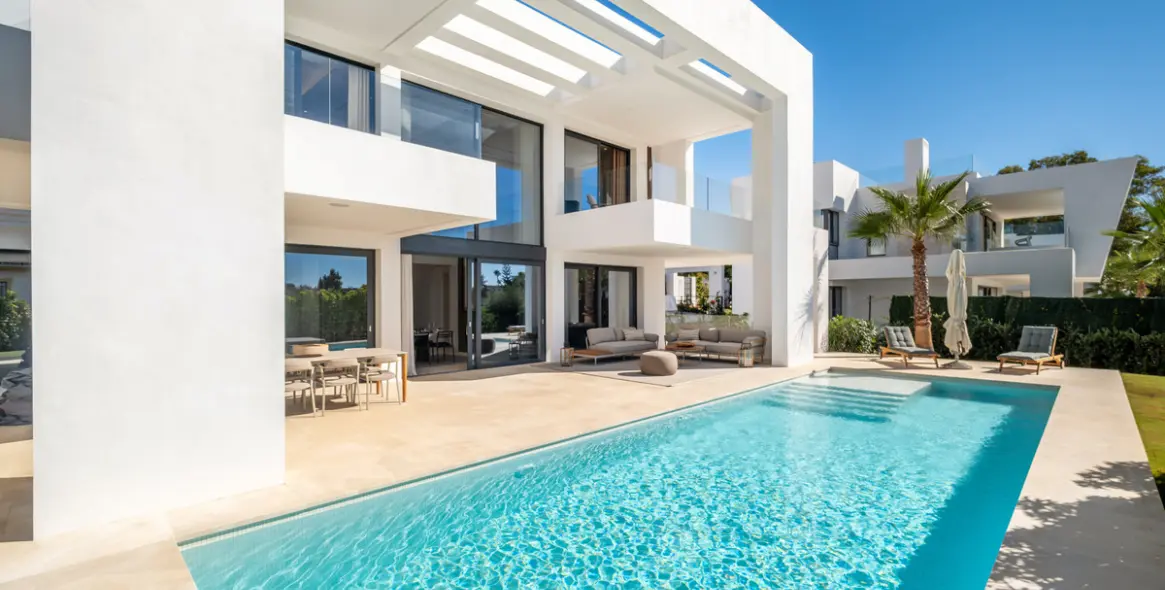 Venta de villa independiente en El Paraiso 3