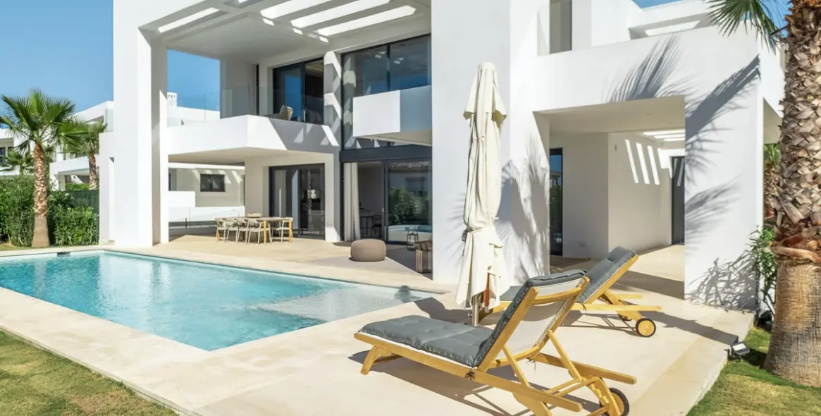 Venta de villa independiente en El Paraiso 11