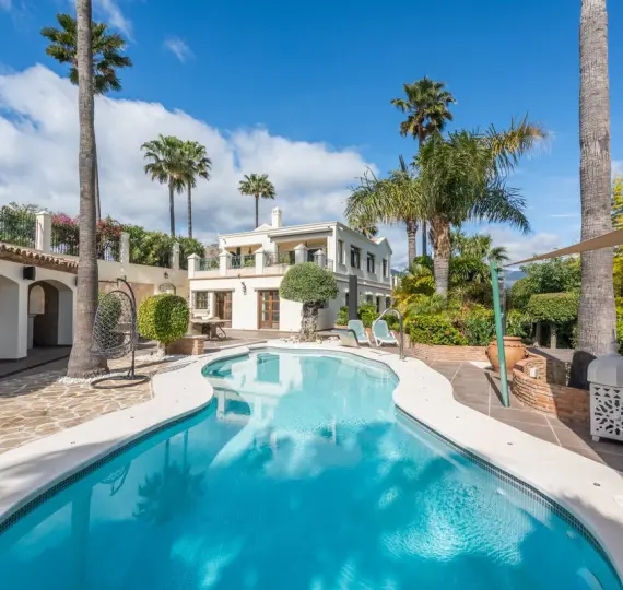 Продажа  отдельно стоящей виллы в Estepona