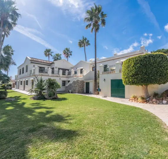 Продажа  отдельно стоящей виллы в Estepona