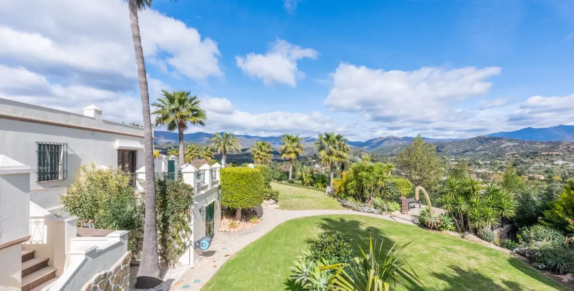 Продажа  отдельно стоящей виллы в Estepona 24