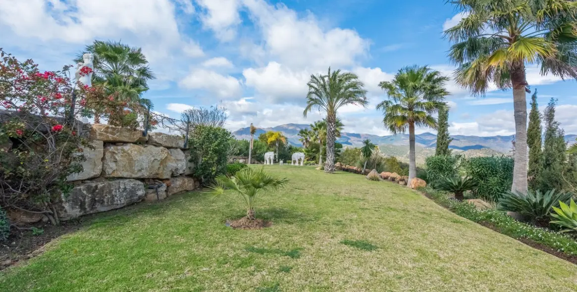 Продажа  отдельно стоящей виллы в Estepona 34