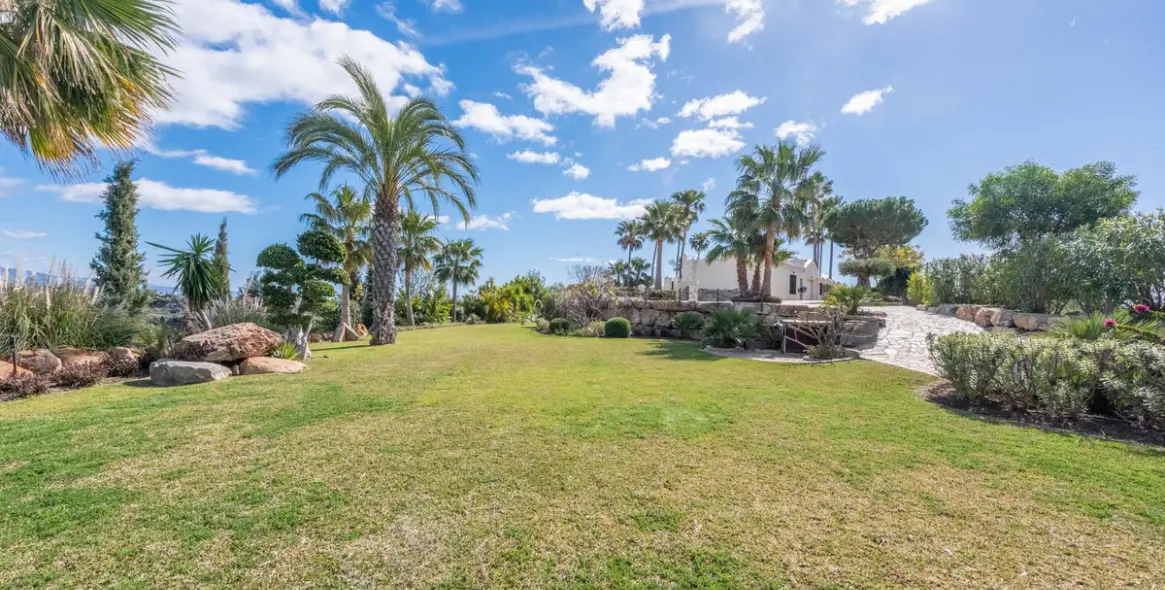 Продажа  отдельно стоящей виллы в Estepona 36