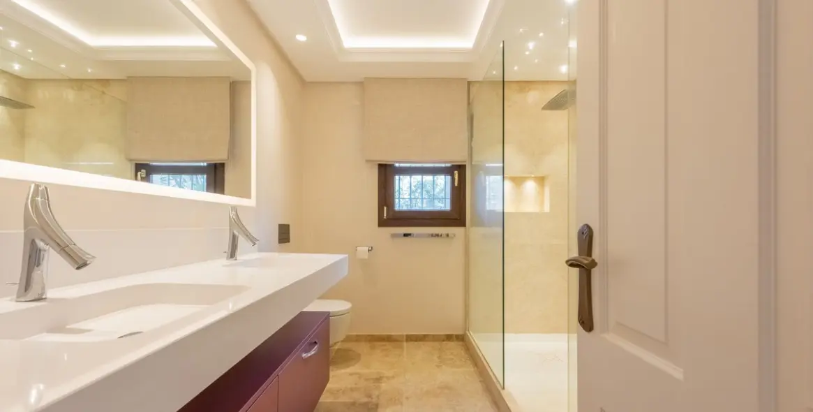 Продажа  отдельно стоящей виллы в Estepona 39