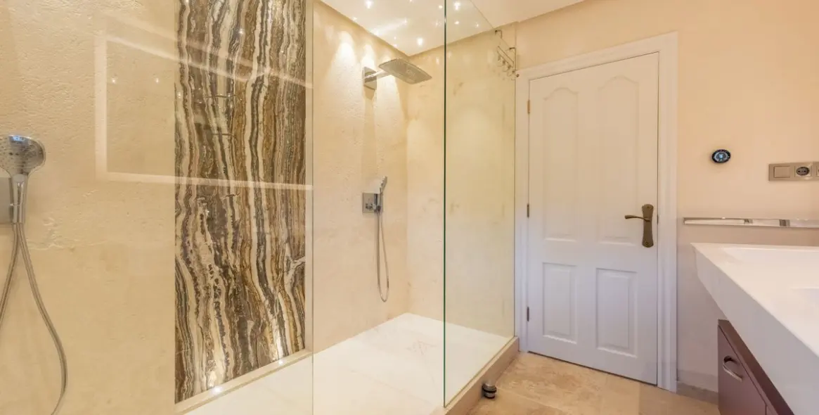 Продажа  отдельно стоящей виллы в Estepona 40