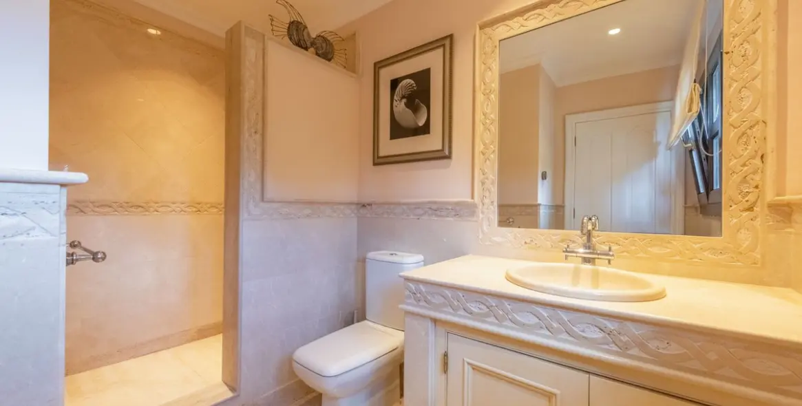 Продажа  отдельно стоящей виллы в Estepona 42