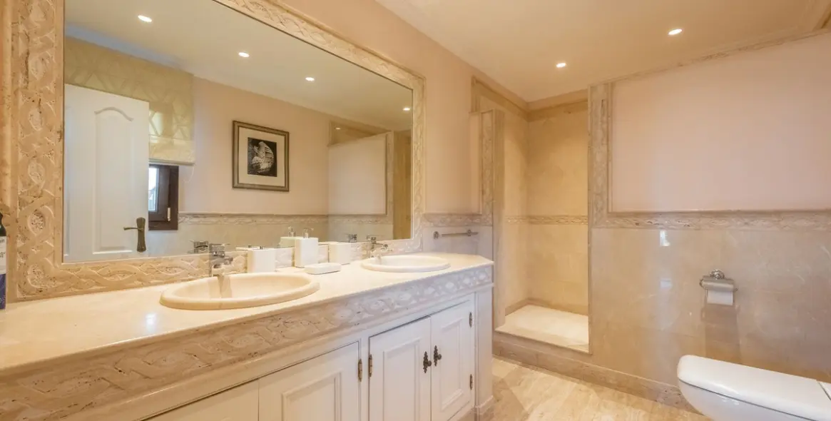 Продажа  отдельно стоящей виллы в Estepona 43