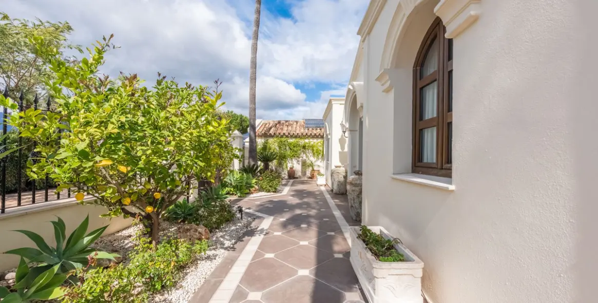 Продажа  отдельно стоящей виллы в Estepona 45