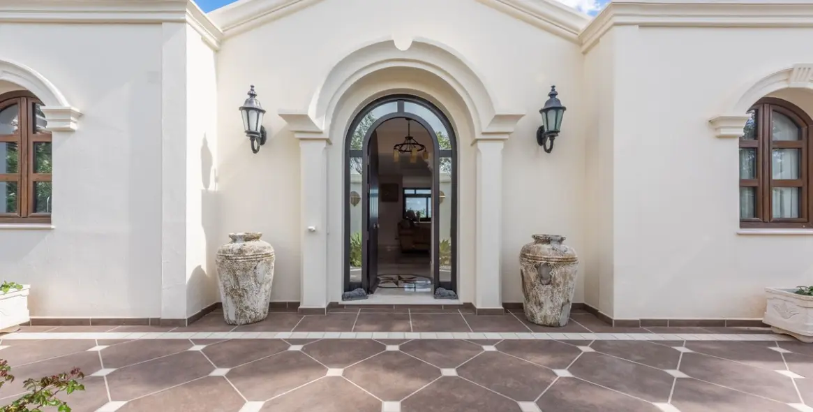 Продажа  отдельно стоящей виллы в Estepona 46