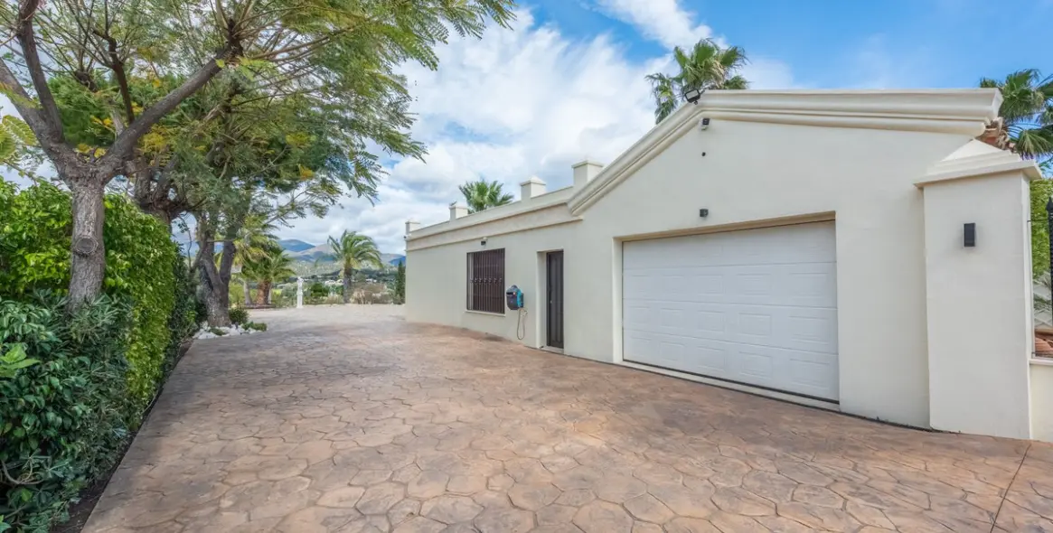 Продажа  отдельно стоящей виллы в Estepona 50