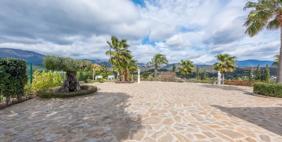 Продажа  отдельно стоящей виллы в Estepona 51