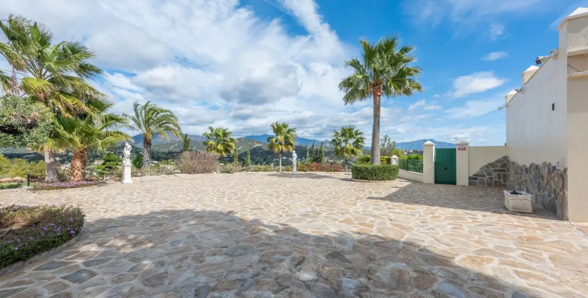 Продажа  отдельно стоящей виллы в Estepona 52