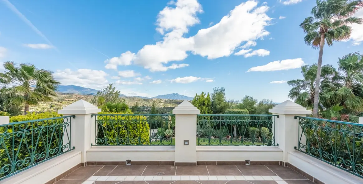 Продажа  отдельно стоящей виллы в Estepona 56