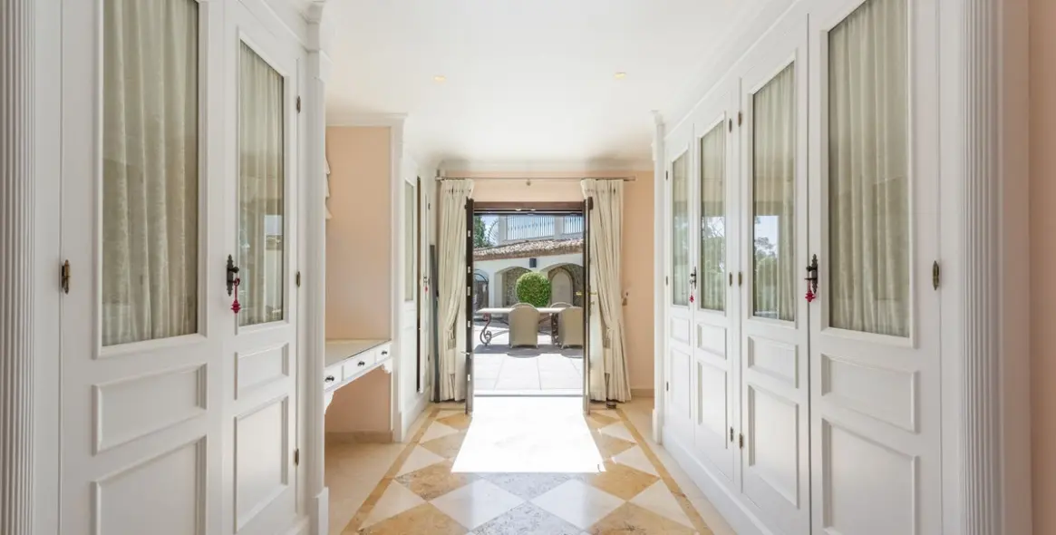 Sale of detached villa in Estepona 19