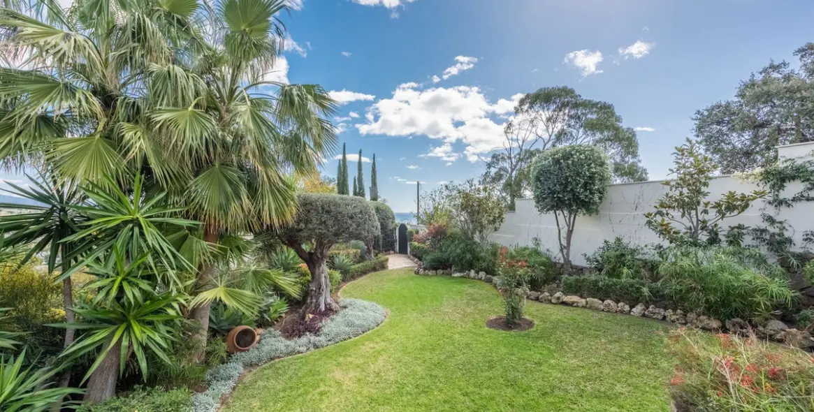Sale of detached villa in Estepona 29
