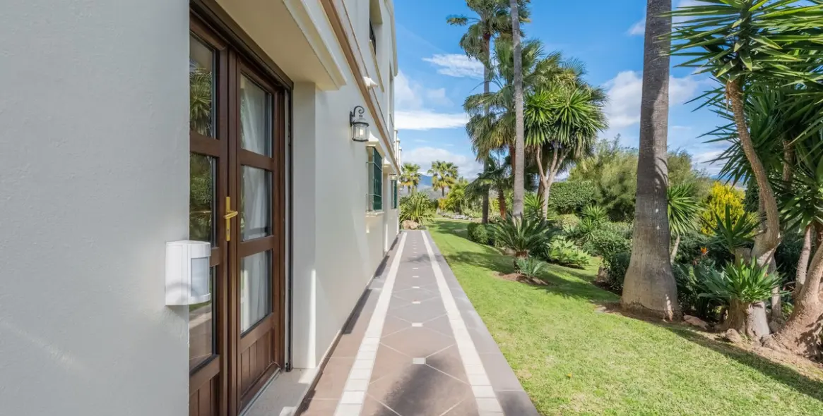 Sale of detached villa in Estepona 34