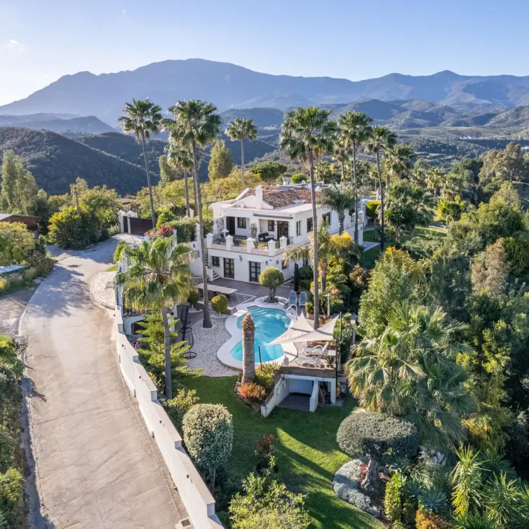Продажа  отдельно стоящей виллы в Estepona