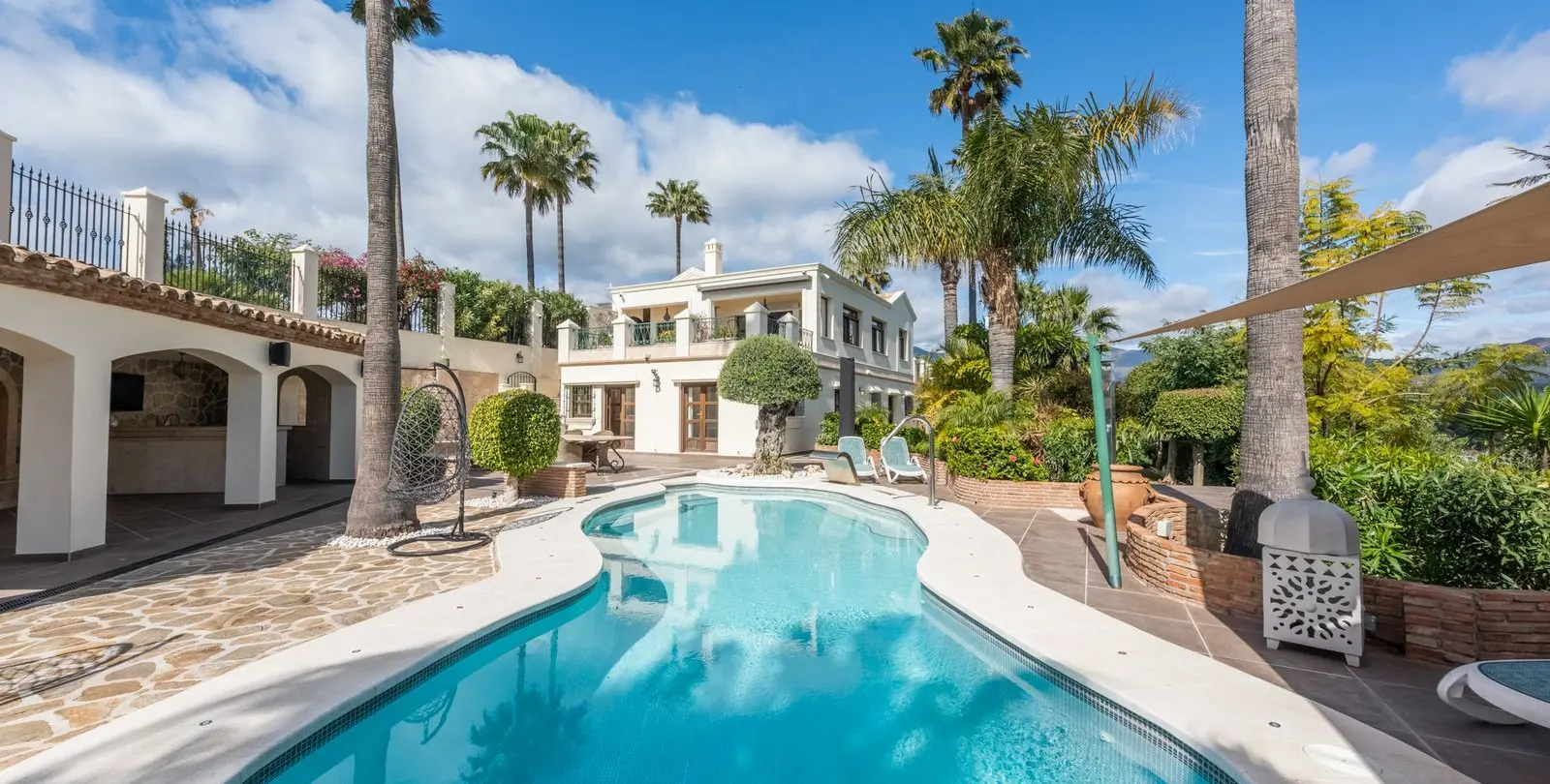 Sale of detached villa in Estepona 2