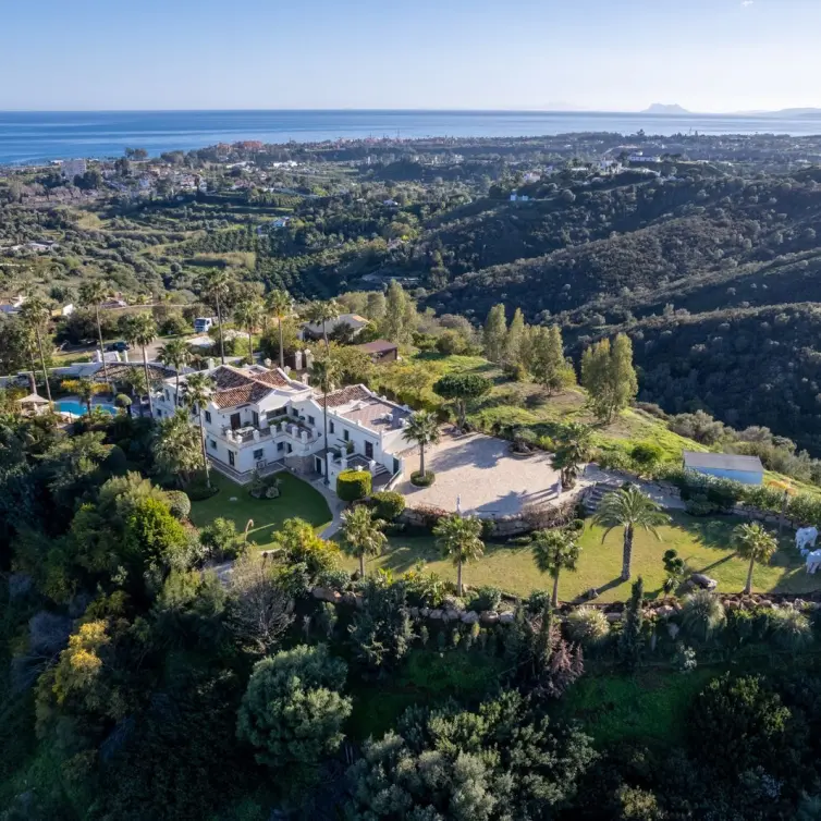 Продажа  отдельно стоящей виллы в Estepona