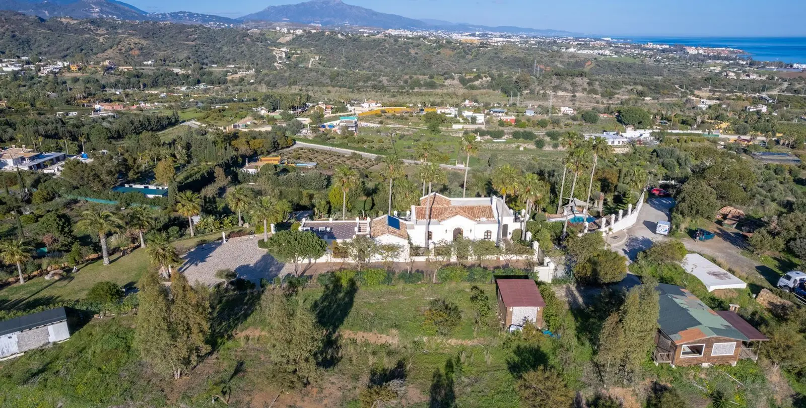 Sale of detached villa in Estepona 4
