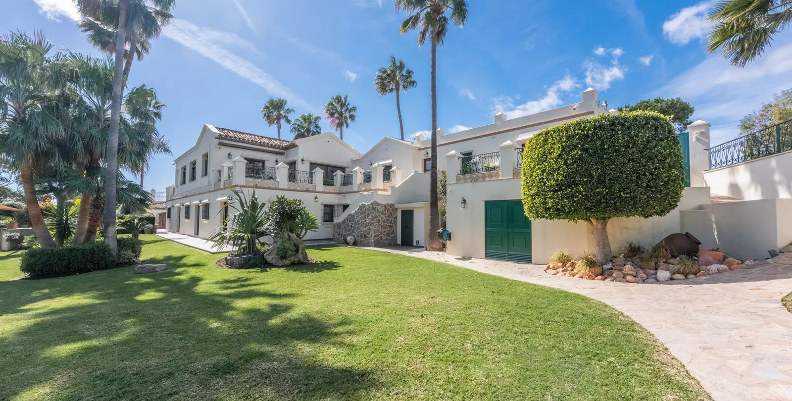 Sale of detached villa in Estepona 6