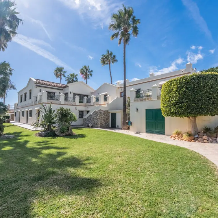 Продажа  отдельно стоящей виллы в Estepona