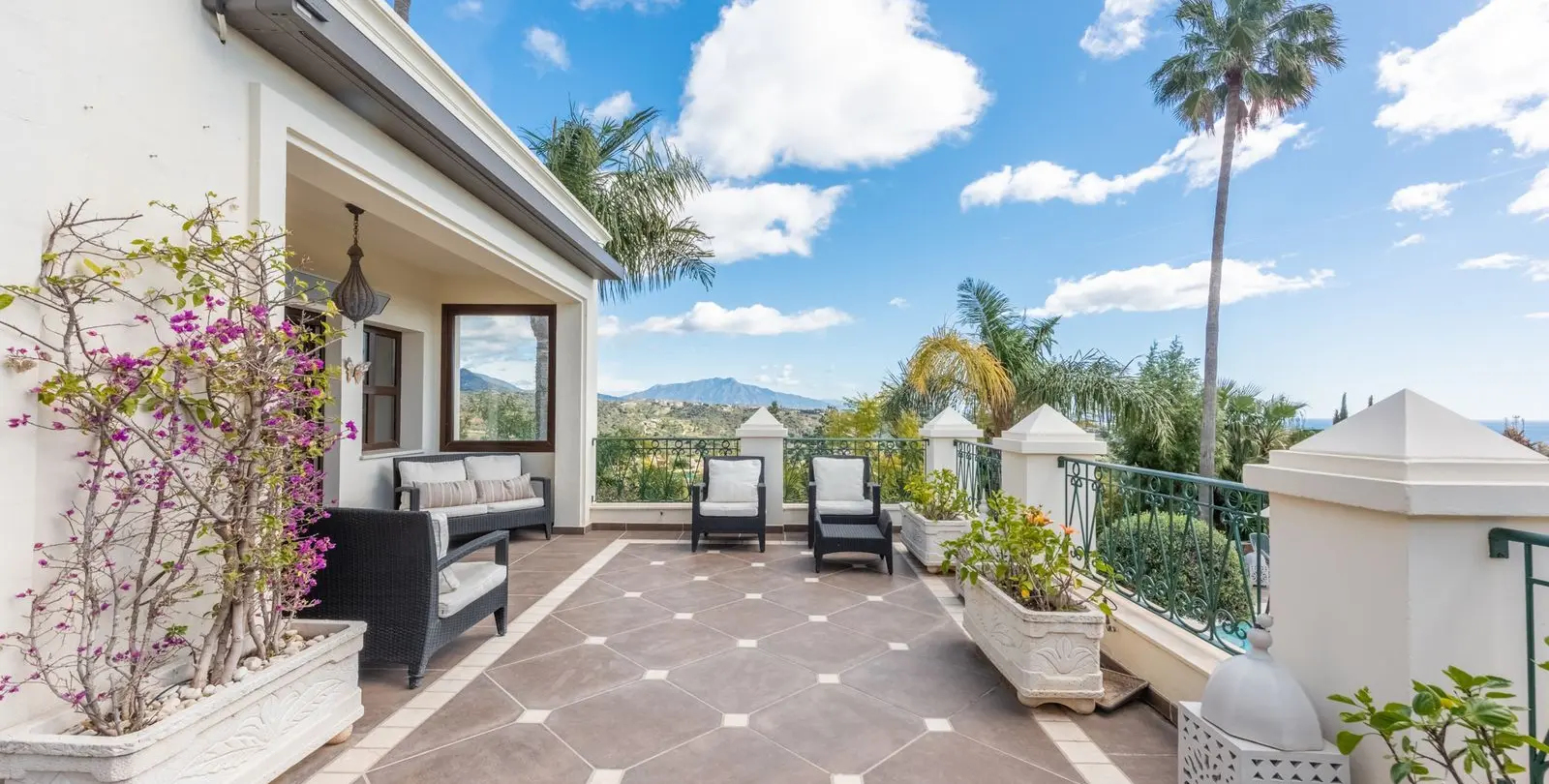 Sale of detached villa in Estepona 10