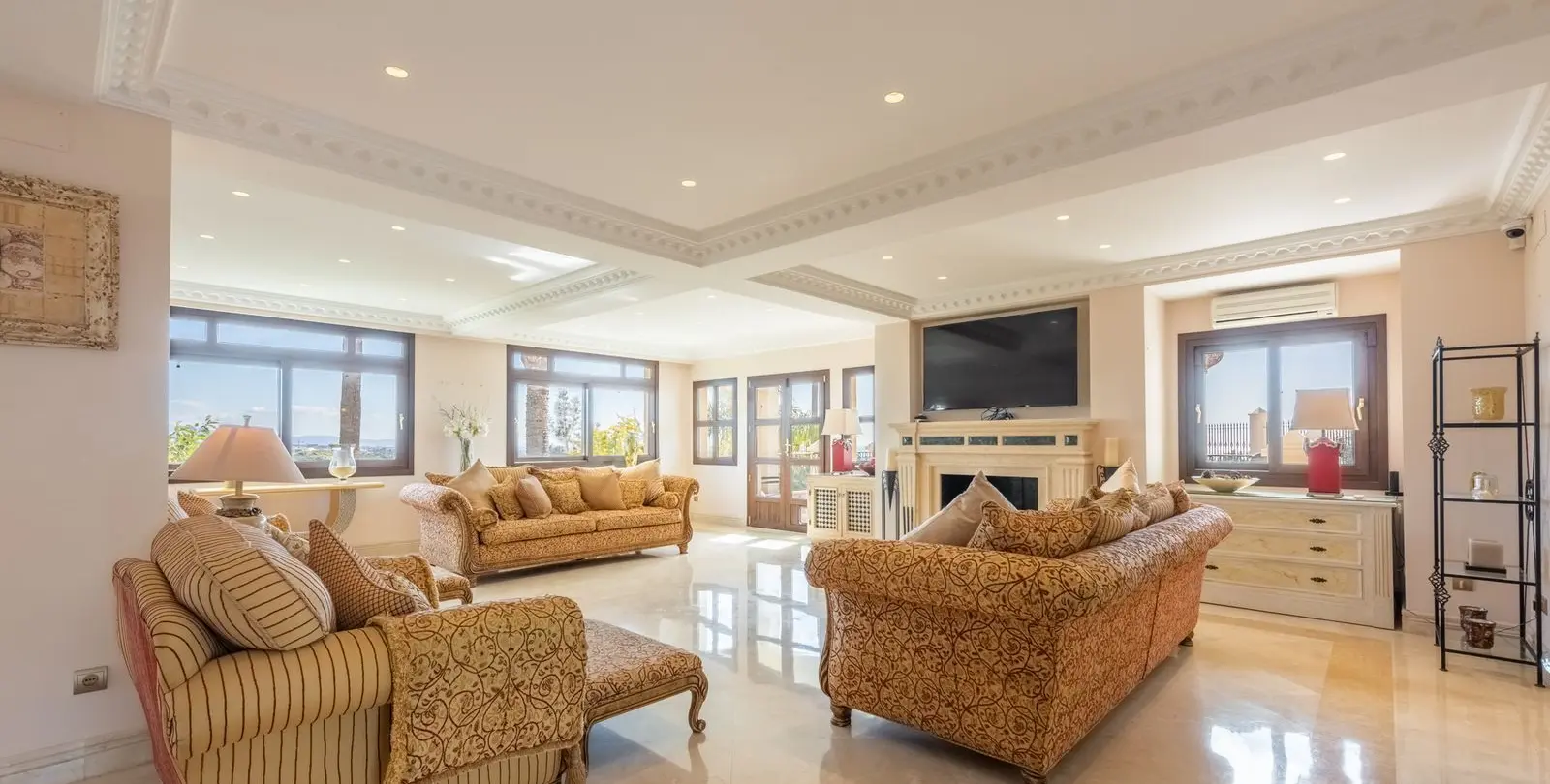 Sale of detached villa in Estepona 13
