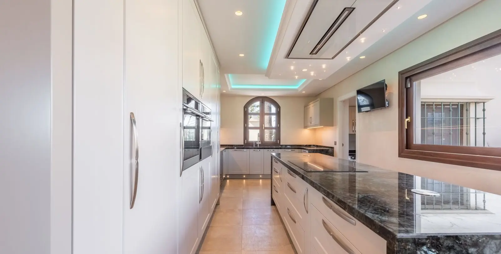 Sale of detached villa in Estepona 15