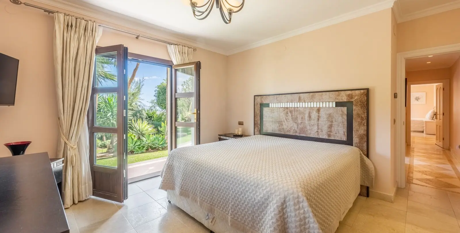 Sale of detached villa in Estepona 16