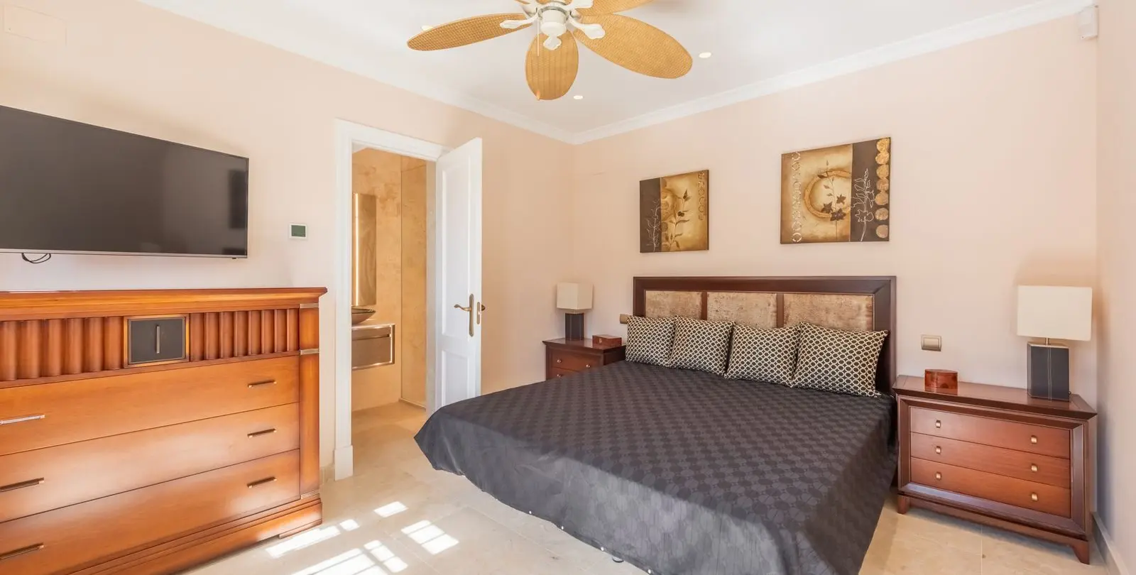 Sale of detached villa in Estepona 17