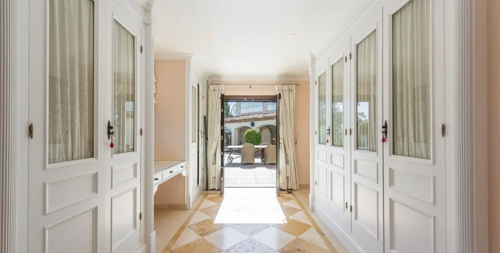 Sale of detached villa in Estepona 19