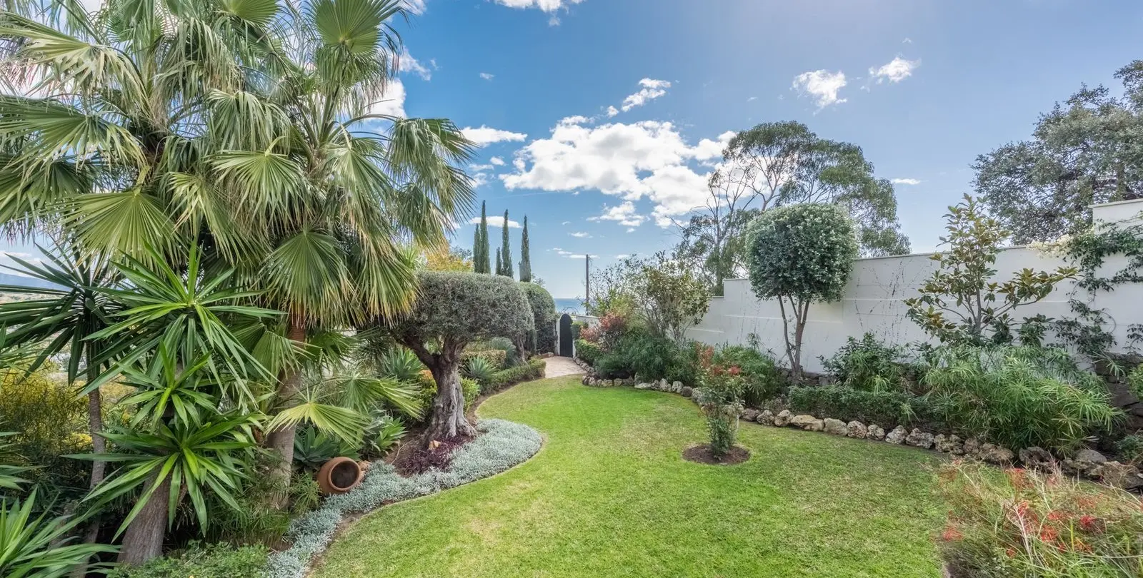Sale of detached villa in Estepona 29
