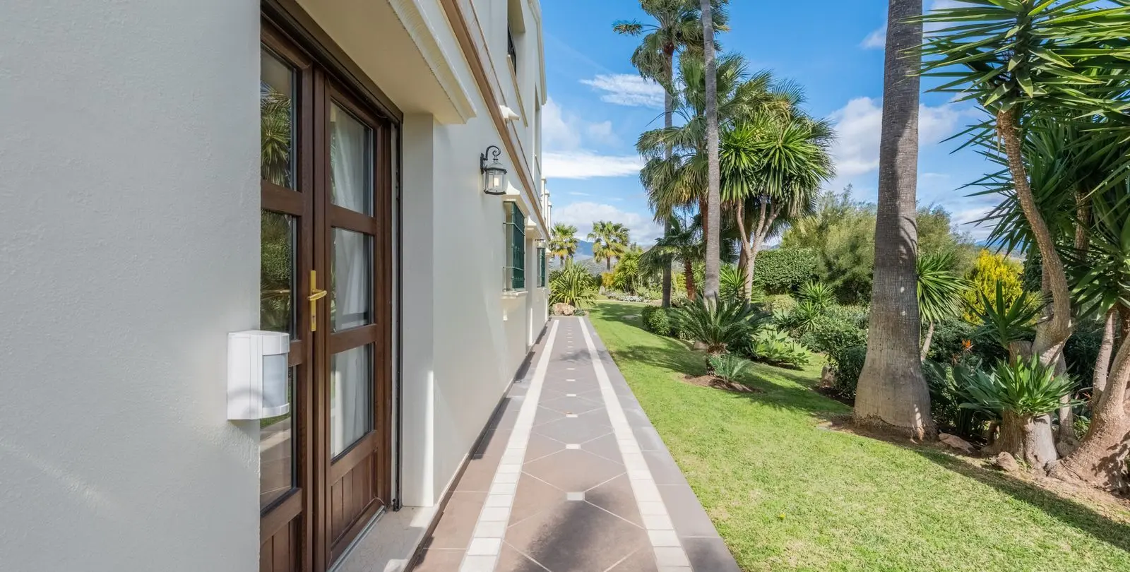 Sale of detached villa in Estepona 33