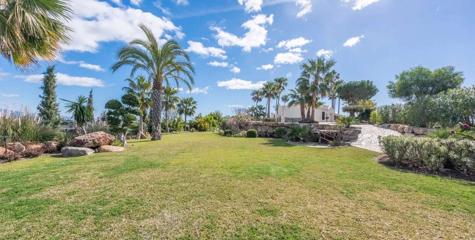 Sale of detached villa in Estepona 36