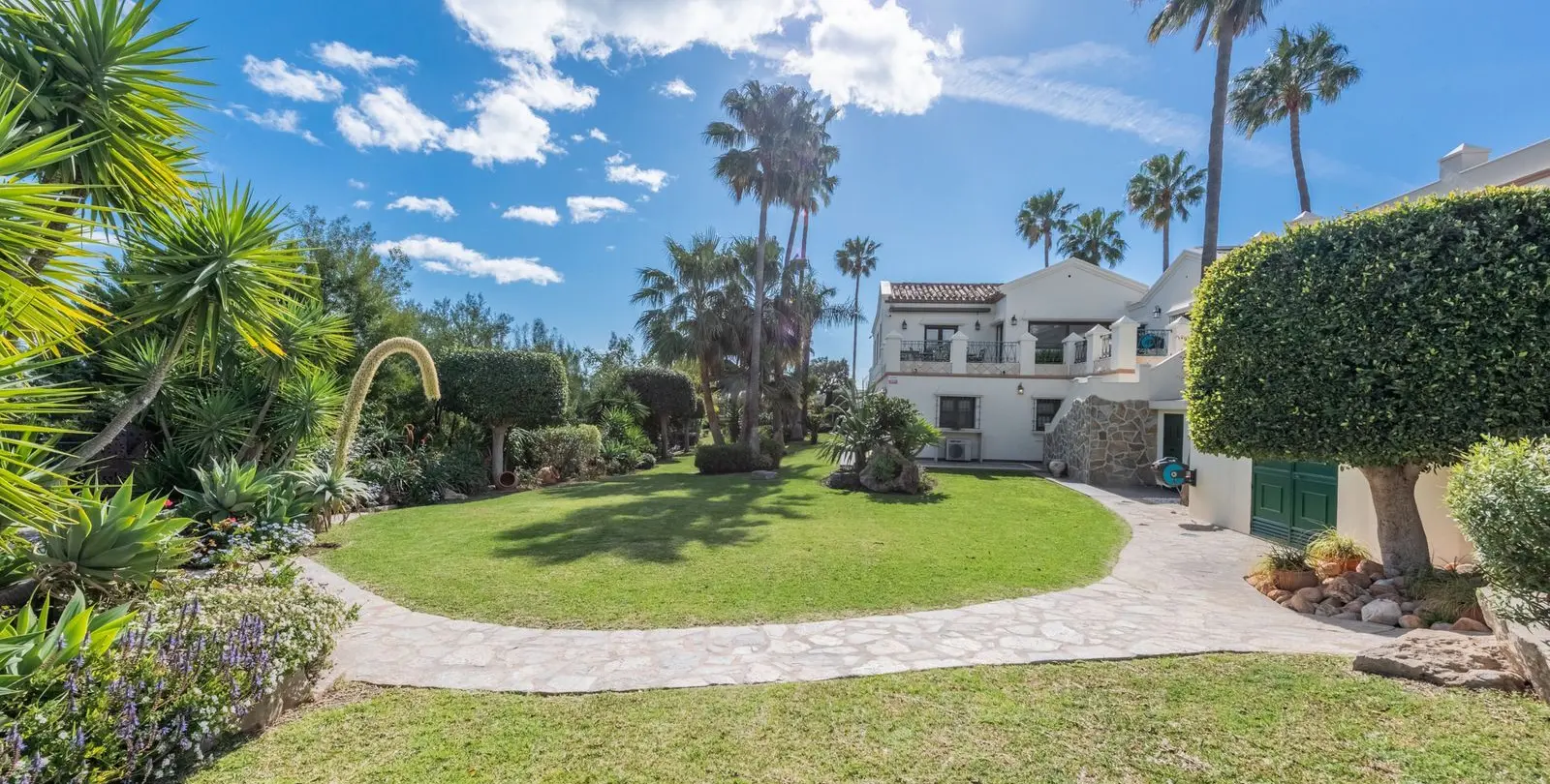Sale of detached villa in Estepona 37