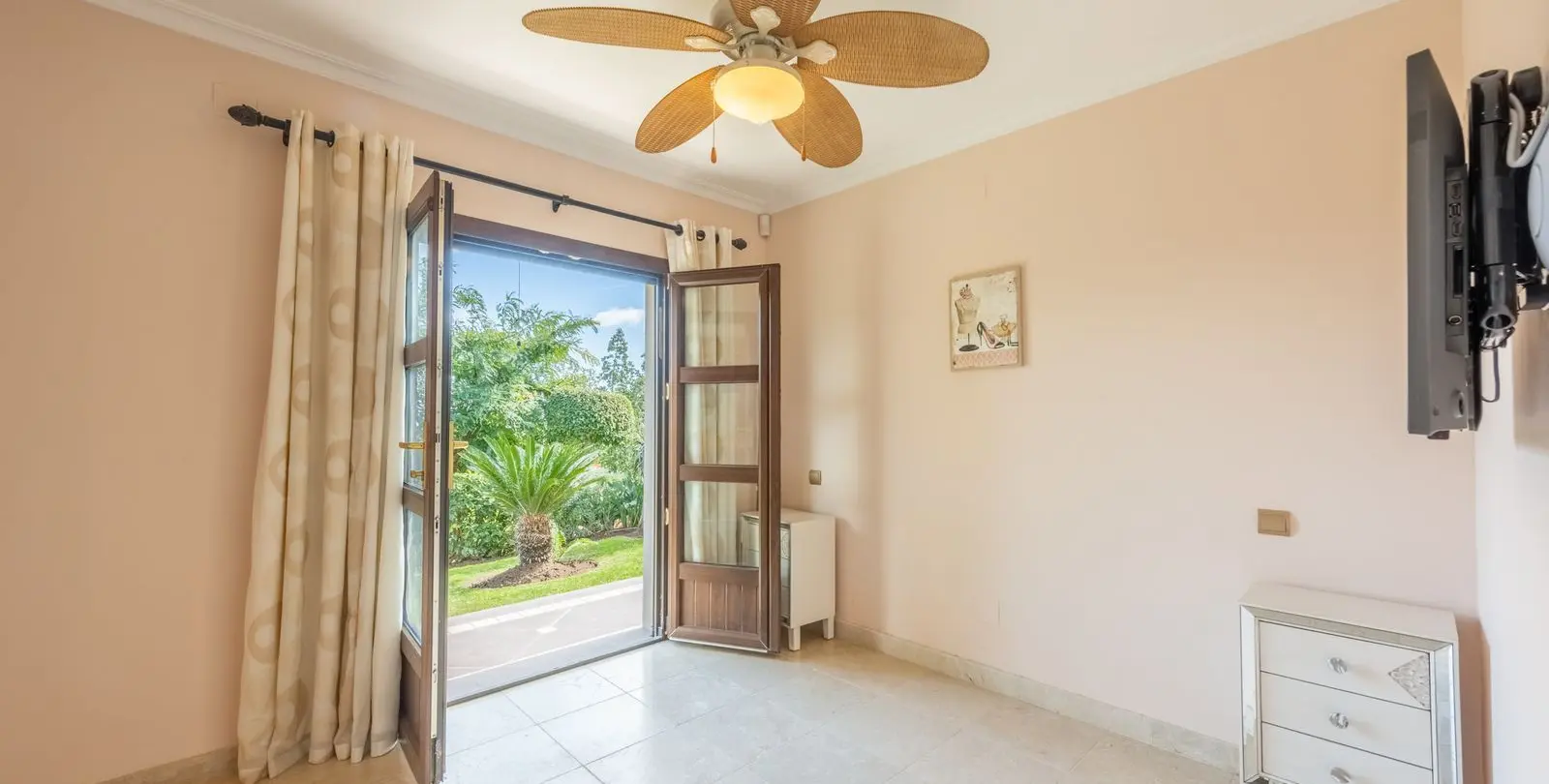 Sale of detached villa in Estepona 41