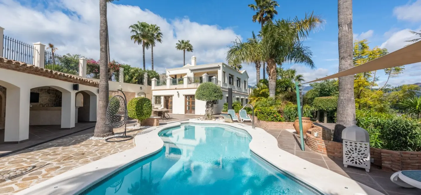 Sale of detached villa in Estepona 1