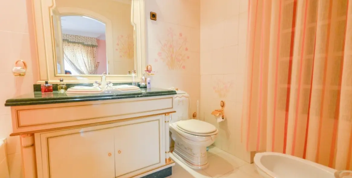 Sale of detached villa in Benalmadena 42