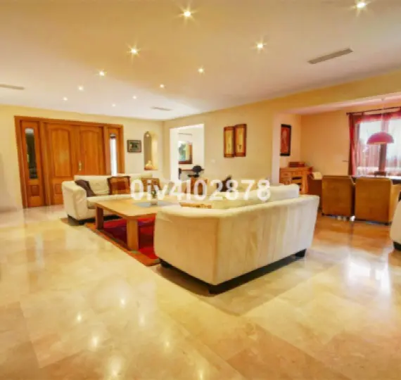 Detached villa R2139857