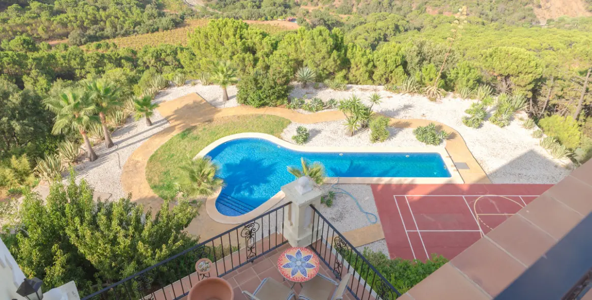 Продажа  отдельно стоящей виллы в Estepona 25