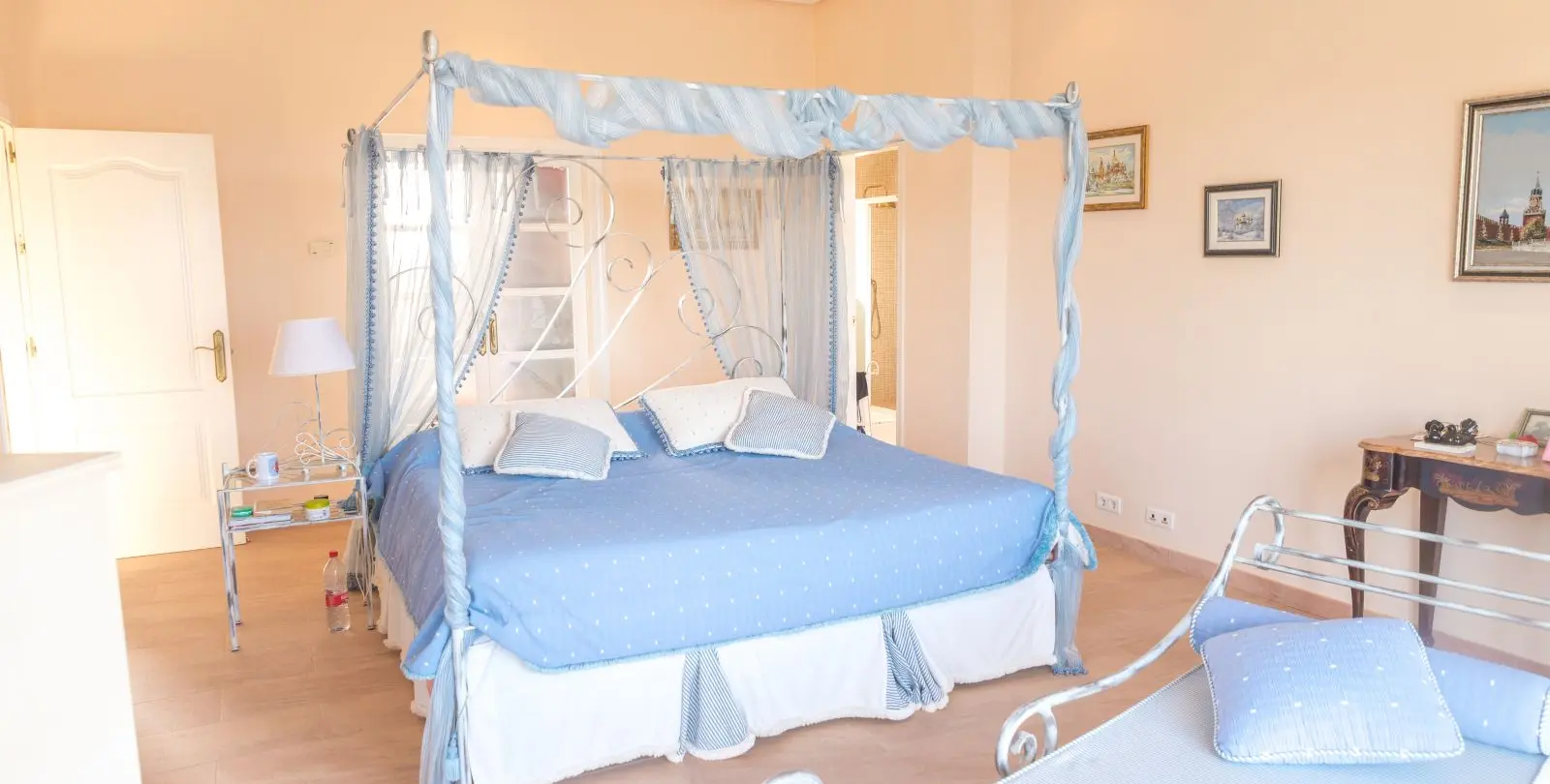 Sale of detached villa in Estepona 16