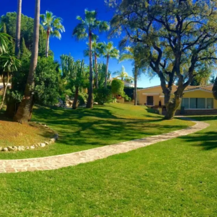 Продажа  отдельно стоящей виллы в Elviria