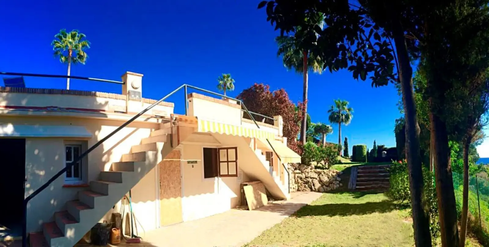 Продажа  отдельно стоящей виллы в Elviria 24
