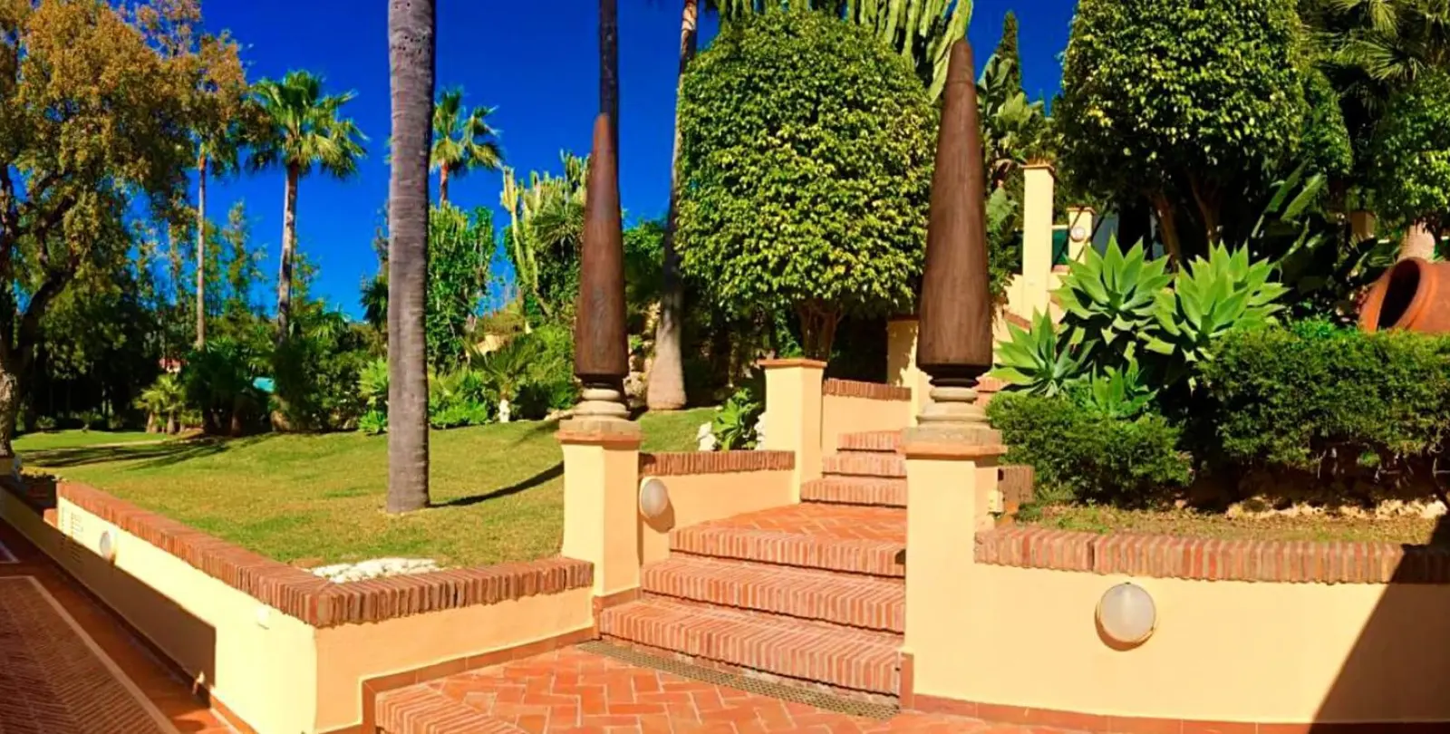 Продажа  отдельно стоящей виллы в Elviria 25