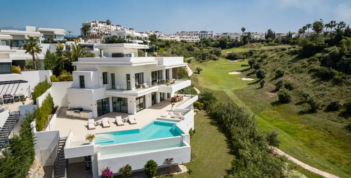 Venta de villa independiente en Estepona 1