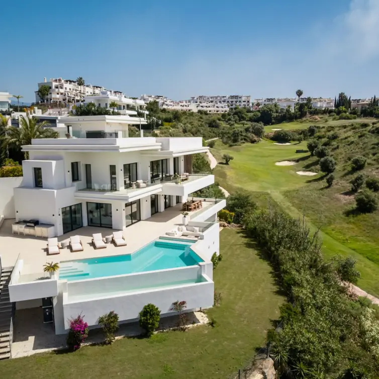 Продажа  отдельно стоящей виллы в Estepona