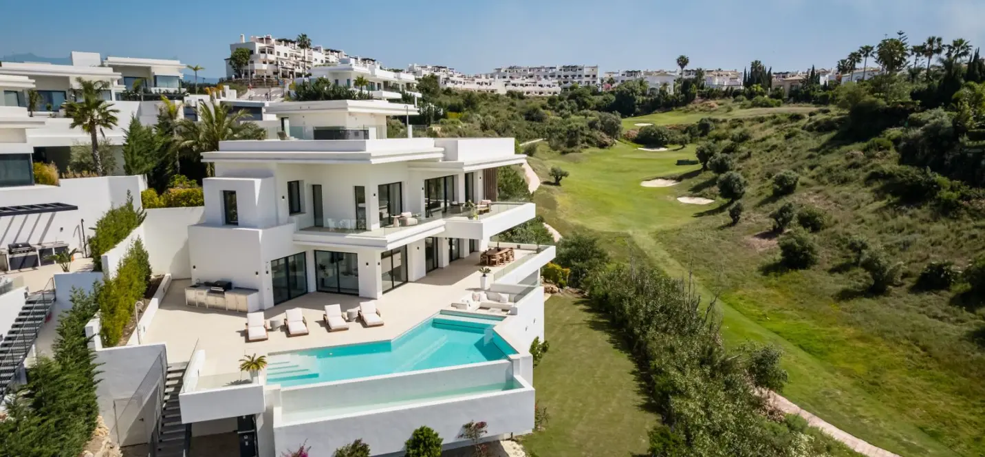 Продажа  отдельно стоящей виллы в Estepona 0