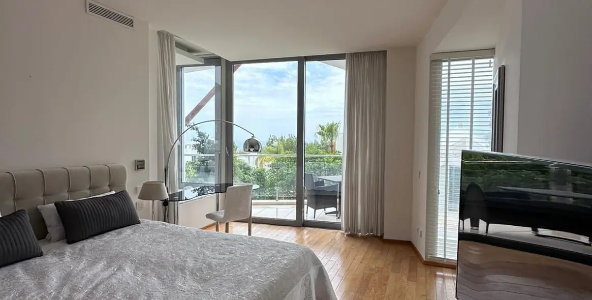 Продажа двухуровневых апартаментов в Marbella 18