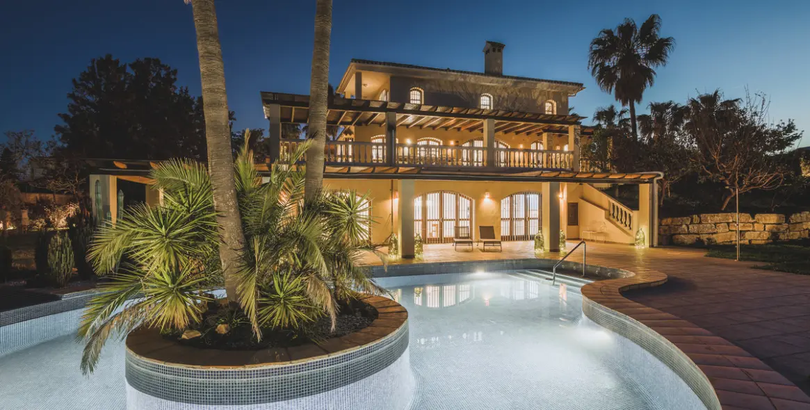 Продажа  отдельно стоящей виллы в Estepona 1